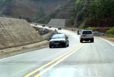 A built section of Noi Bai-Lao Cai Expressway (Photo: giaothongvantai.com.vn) A built section of Noi Bai-Lao Cai Expressway (Photo: giaothongvantai.com.vn)